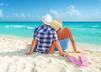 Couple en bord de mer, sable blanc, eau turquoisem caraibes, riviera maya, Mexique