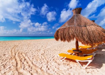 Plage de Playa del Carmen, transats, sable blancs, parasols en feuille de palmiers, Yucatan au Mexique