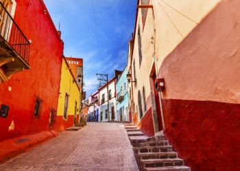 Ruelle colorée et arpentée de Guanajuato, Ville coloniale, Mexique