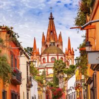 Cathédrale de San Miguel de Allende, ruelles colorées, rues arpentées, Mexique