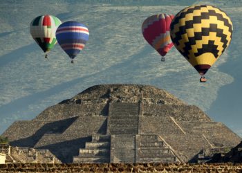 Site de Teotihuacan, pyramides, survol en montgolfière, Mexico et ses alentours, Mexique