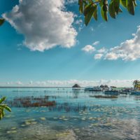 Lagune Bacalar Mexique, eau turquoise, Yucatan, bateau, kayak, paradisiaque