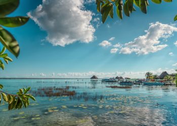 Lagune Bacalar Mexique, eau turquoise, Yucatan, bateau, kayak, paradisiaque